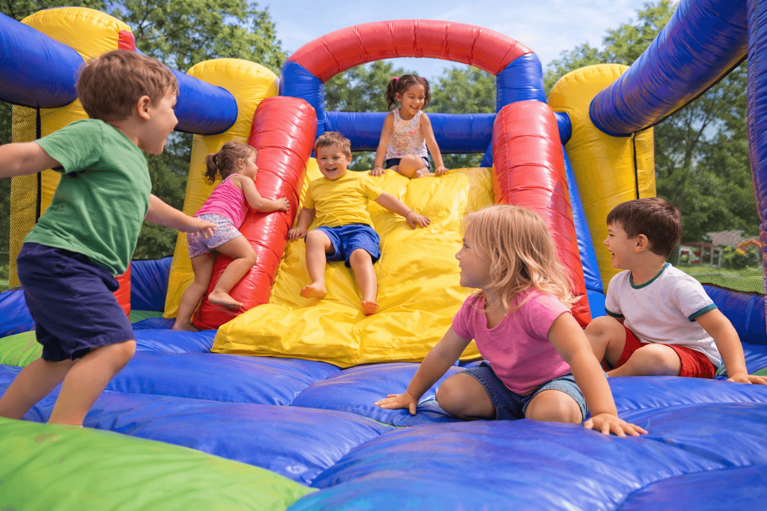 Enfants qui s'amusent sur une structure gonflable